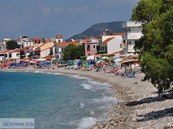 Het kiezelstrand in Kokkari - Eiland Samos - Foto van https://www.grieksegids.nl/fotos/eilandsamos/350pixels/eiland-samos-foto-132.jpg