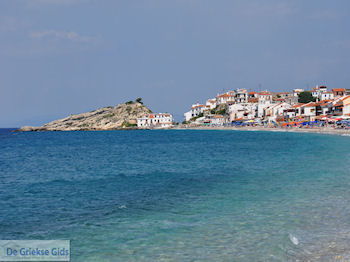 Het toeristische Kokkari - Eiland Samos - Foto van https://www.grieksegids.nl/fotos/eilandsamos/350pixels/eiland-samos-foto-133.jpg