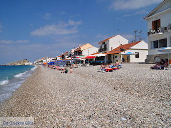 Uitzicht op kiezelstrand Kokkari - Eiland Samos - Foto van https://www.grieksegids.nl/fotos/eilandsamos/350pixels/eiland-samos-foto-136.jpg
