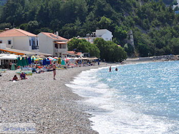 Aan het kiezelstrand van Kokkari - Eiland Samos - Foto van https://www.grieksegids.nl/fotos/eilandsamos/350pixels/eiland-samos-foto-137.jpg
