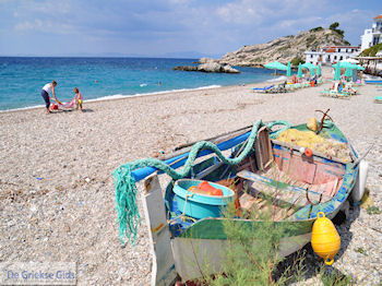 Vissersbootje aan het strand van Kokkari - Eiland Samos - Foto van https://www.grieksegids.nl/fotos/eilandsamos/350pixels/eiland-samos-foto-139.jpg