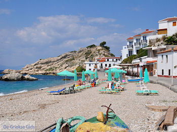 Ligbedden en strandstoelen aan strand Kokkari - Eiland Samos - Foto van https://www.grieksegids.nl/fotos/eilandsamos/350pixels/eiland-samos-foto-140.jpg