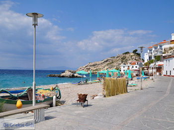 Kokkari, de boulevard aan het strand - Eiland Samos - Foto van https://www.grieksegids.nl/fotos/eilandsamos/350pixels/eiland-samos-foto-141.jpg