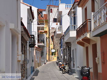 Straatje in Kokkari - Eiland Samos - Foto van https://www.grieksegids.nl/fotos/eilandsamos/350pixels/eiland-samos-foto-142.jpg