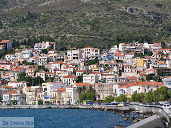 Huizen aan de berghellingen bij Samos stad - Eiland Samos - Foto van https://www.grieksegids.nl/fotos/eilandsamos/350pixels/eiland-samos-foto-144.jpg