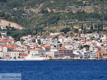 Samos stad nabij de haven - Eiland Samos - Foto van https://www.grieksegids.nl/fotos/eilandsamos/350pixels/eiland-samos-foto-148.jpg