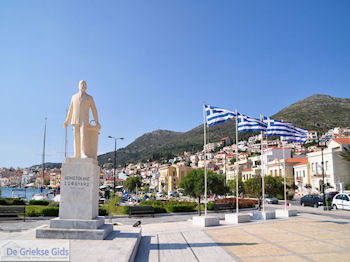 Het beeld van Themistocles Sofoulis in Samos stad - Eiland Samos - Foto van https://www.grieksegids.nl/fotos/eilandsamos/350pixels/eiland-samos-foto-151.jpg