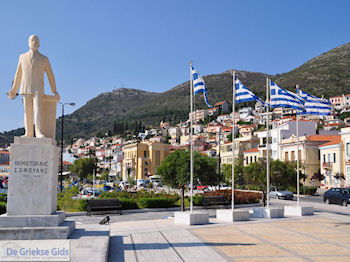Griekse vlaggen in Samos stad - Eiland Samos - Foto van https://www.grieksegids.nl/fotos/eilandsamos/350pixels/eiland-samos-foto-152.jpg