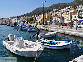 Vissersbootjes in Samos stad - Eiland Samos - Foto van https://www.grieksegids.nl/fotos/eilandsamos/350pixels/eiland-samos-foto-153.jpg