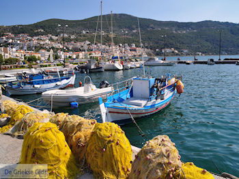 De vissersbootjes aan de haven van Vathy (Samos stad) - Eiland Samos - Foto van https://www.grieksegids.nl/fotos/eilandsamos/350pixels/eiland-samos-foto-154.jpg