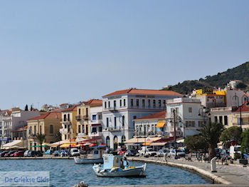 Kleurrijk Vathy (Samos stad) - Eiland Samos - Foto van https://www.grieksegids.nl/fotos/eilandsamos/350pixels/eiland-samos-foto-155.jpg