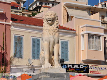 Leeuw Samos stad op het Pythagoras plein - Eiland Samos - Foto van https://www.grieksegids.nl/fotos/eilandsamos/350pixels/eiland-samos-foto-158.jpg