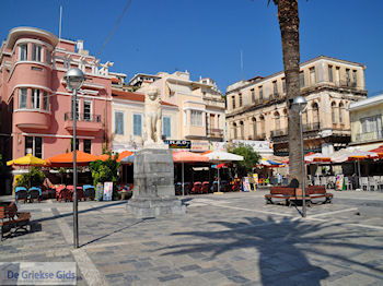 Plein Samos stad, in het midden de leeuw - Eiland Samos - Foto van De Griekse Gids