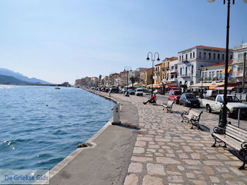 Aan de haven van Samos stad - Eiland Samos - Foto van https://www.grieksegids.nl/fotos/eilandsamos/350pixels/eiland-samos-foto-163.jpg