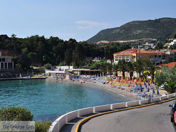 Het populaire Gangou strand van Samos stad - Eiland Samos - Foto van https://www.grieksegids.nl/fotos/eilandsamos/350pixels/eiland-samos-foto-165.jpg