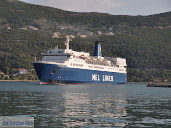 Boot Theofilos in de haven van Samos stad - Eiland Samos - Foto van https://www.grieksegids.nl/fotos/eilandsamos/350pixels/eiland-samos-foto-168.jpg