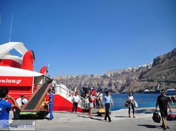 Haven Athinios Santorini (Thira) - Foto 1 - Foto van https://www.grieksegids.nl/fotos/eilandsantorini/350pixels/athinios-santorini-001.jpg