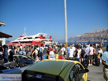 Haven Athinios Santorini (Thira) - Foto 2 - Foto van https://www.grieksegids.nl/fotos/eilandsantorini/350pixels/athinios-santorini-002.jpg
