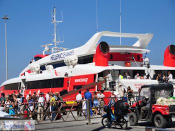 Haven Athinios Santorini (Thira) - Foto 3 - Foto van https://www.grieksegids.nl/fotos/eilandsantorini/350pixels/athinios-santorini-003.jpg