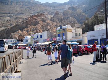 Haven Athinios Santorini (Thira) - Foto 4 - Foto van https://www.grieksegids.nl/fotos/eilandsantorini/350pixels/athinios-santorini-004.jpg