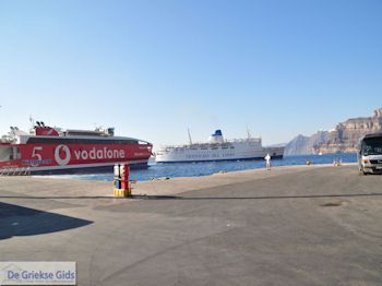 Haven Athinios Santorini (Thira) - Foto 14 - Foto van https://www.grieksegids.nl/fotos/eilandsantorini/350pixels/athinios-santorini-014.jpg