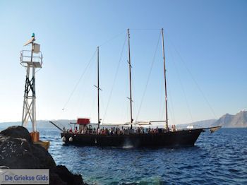Haven Athinios Santorini (Thira) - Foto 18 - Foto van https://www.grieksegids.nl/fotos/eilandsantorini/350pixels/athinios-santorini-018.jpg