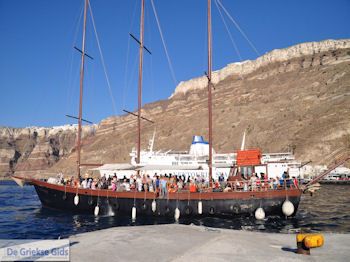 Haven Athinios Santorini (Thira) - Foto 20 - Foto van https://www.grieksegids.nl/fotos/eilandsantorini/350pixels/athinios-santorini-020.jpg