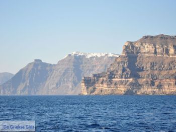 Haven Athinios Santorini (Thira) - Foto 21 - Foto van https://www.grieksegids.nl/fotos/eilandsantorini/350pixels/athinios-santorini-021.jpg