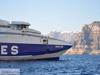 Haven Athinios Santorini (Thira) - Foto 23 - Foto van https://www.grieksegids.nl/fotos/eilandsantorini/350pixels/athinios-santorini-023.jpg