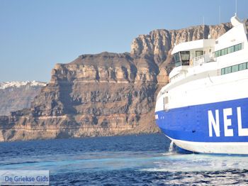 Haven Athinios Santorini (Thira) - Foto 24 - Foto van https://www.grieksegids.nl/fotos/eilandsantorini/350pixels/athinios-santorini-024.jpg
