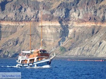 Haven Athinios Santorini (Thira) - Foto 27 - Foto van https://www.grieksegids.nl/fotos/eilandsantorini/350pixels/athinios-santorini-027.jpg