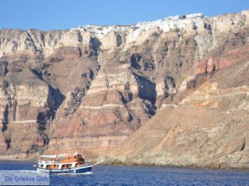 Haven Athinios Santorini (Thira) - Foto 28 - Foto van https://www.grieksegids.nl/fotos/eilandsantorini/350pixels/athinios-santorini-028.jpg