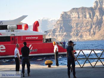 Haven Athinios Santorini (Thira) - Foto 30 - Foto van https://www.grieksegids.nl/fotos/eilandsantorini/350pixels/athinios-santorini-030.jpg