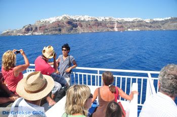 Aankomst met boot op Santorini | Op de achtergrond Oia - Foto van https://www.grieksegids.nl/fotos/eilandsantorini/mid/santorini-grieksegids-228.jpg