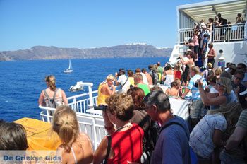 Aankomst met boot op Santorini | In de verte Firostefani en Fira - Foto van https://www.grieksegids.nl/fotos/eilandsantorini/mid/santorini-grieksegids-229.jpg