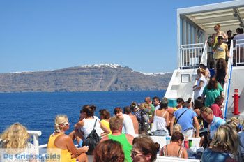 Aankomst met boot op Santorini | Op de achtergrond Firostefani en Fira - Foto van https://www.grieksegids.nl/fotos/eilandsantorini/mid/santorini-grieksegids-233.jpg
