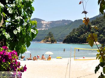 Makryammos - Strand bij Limenas (Thassos stad) | Foto 2 - Foto van https://www.grieksegids.nl/fotos/eilandthassos/thassos-griekenland/350px/thassos-414.jpg