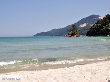 Makryammos - Strand bij Limenas (Thassos stad) | Foto 9 - Foto van https://www.grieksegids.nl/fotos/eilandthassos/thassos-griekenland/350px/thassos-421.jpg
