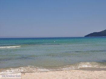 Makryammos - Strand bij Limenas (Thassos stad) | Foto 10 - Foto van https://www.grieksegids.nl/fotos/eilandthassos/thassos-griekenland/350px/thassos-422.jpg