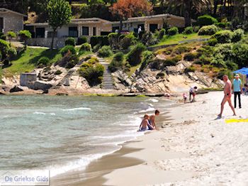 Makryammos - Strand bij Limenas (Thassos stad) | Foto 11 - Foto van https://www.grieksegids.nl/fotos/eilandthassos/thassos-griekenland/350px/thassos-423.jpg