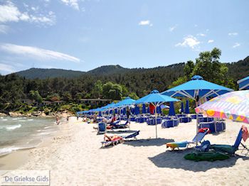 Makryammos - Strand bij Limenas (Thassos stad) | Foto 12 - Foto van https://www.grieksegids.nl/fotos/eilandthassos/thassos-griekenland/350px/thassos-424.jpg
