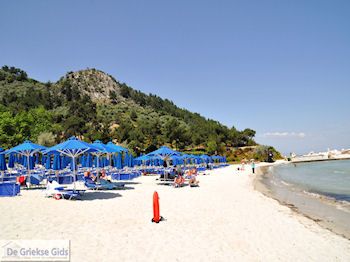 Makryammos - Strand bij Limenas (Thassos stad) | Foto 13 - Foto van https://www.grieksegids.nl/fotos/eilandthassos/thassos-griekenland/350px/thassos-425.jpg
