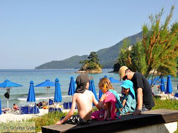 Makryammos - Strand bij Limenas (Thassos stad) | Foto 27 - Foto van https://www.grieksegids.nl/fotos/eilandthassos/thassos-griekenland/350px/thassos-439.jpg