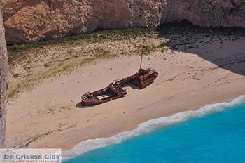 Scheepswrak Zakynthos | Shipwreck Zakynthos | De Griekse Gids | nr 10 - Foto van https://www.grieksegids.nl/fotos/eilandzakynthos/zakynthos/350px/fotos-zakynthos-039.jpg