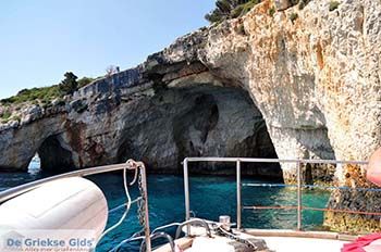 Blue Caves - Blauwe grotten | Zakynthos | De Griekse Gids 6 - Foto van https://www.grieksegids.nl/fotos/eilandzakynthos/zakynthos/350px/fotos-zakynthos-227.jpg