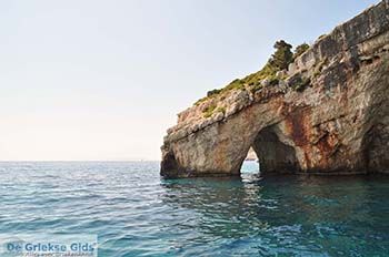 Blue Caves - Blauwe grotten | Zakynthos | De Griekse Gids 7 - Foto van https://www.grieksegids.nl/fotos/eilandzakynthos/zakynthos/350px/fotos-zakynthos-228.jpg