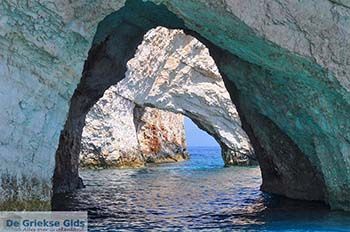 Blue Caves - Blauwe grotten | Zakynthos | De Griekse Gids 17 - Foto van https://www.grieksegids.nl/fotos/eilandzakynthos/zakynthos/350px/fotos-zakynthos-238.jpg