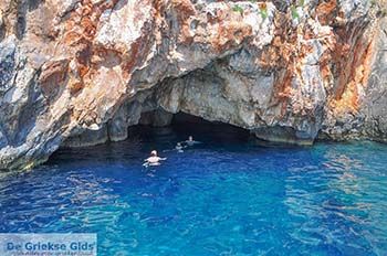Blue Caves - Blauwe grotten | Zakynthos | De Griekse Gids 30 - Foto van https://www.grieksegids.nl/fotos/eilandzakynthos/zakynthos/350px/fotos-zakynthos-251.jpg