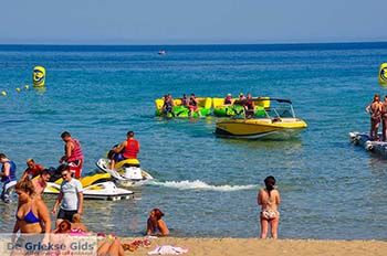 St Nicolas Bay Vassilikos | Zakynthos | De Griekse Gids nr 10 - Foto van https://www.grieksegids.nl/fotos/eilandzakynthos/zakynthos/350px/fotos-zakynthos-384.jpg