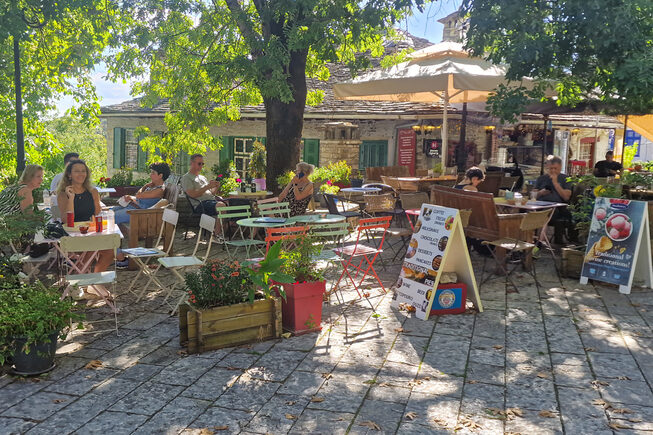 Terras in Monodendri | Epirus | Ioannina - Foto van https://www.grieksegids.nl/fotos/epirus/ioannina/monodendri/mid/monodendri-001.jpg?v=1772361305